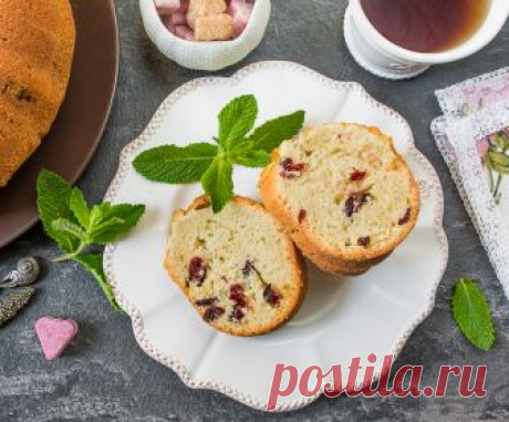 Кекс на шампанском с сушеной клюквой на Вкусном Блоге Этот рецепт был бы как нельзя более кстати после Нового года – именно в эту пору в хозяйстве остается недопитое шампанское. Хотя такое бывает и посте других праздников. В общем, если вам некуда девать остатки игристого вина – пеките этот кекс. Он получается чуть плотнее, чем привычные кексы на сметане…