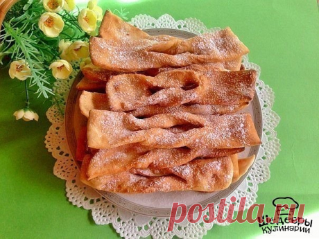 ДОМАШНИЙ ХВОРОСТ 🍴

ИНГРЕДИЕНТЫ:
● 1.5 стакана муки (может чуть больше)
● водка 1 ст. ложка
● яйца 2 шт.
● масло растительное 200 г (для жарки)
● сахарная пудра (для посыпки)
● соль щепотка и 2 ст.л сахара

ПРИГОТОВЛЕНИЕ:
1. Яйца, соль, сахар,водку и муку соедините и замесите крутое тесто, накройте влажным полотенцем и выдержите не менее 30 минут.
2. Тесто тонко раскатываем, разрезаем на полоски, делаем в центре каждой полоски надрез и загибаем.
3. Обжариваем на раститель...