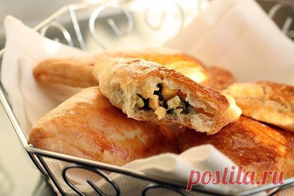 Слоёные пирожки с яйцом и зелёным луком