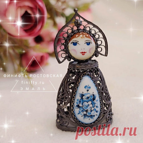 Матрешка.
Ростовская финифть (горячая художественная эмаль).
Описание и цены по ссылке. 
https://finifty.ru/catalog/matrjoshki-finift/matreshka-5
Ассортимент изделий обновляем еженедельно.
Доставка по России Почтой России и СДЭК. 
По Москве курьером.

#нашафинифть #матрешка #эмаль #финифть