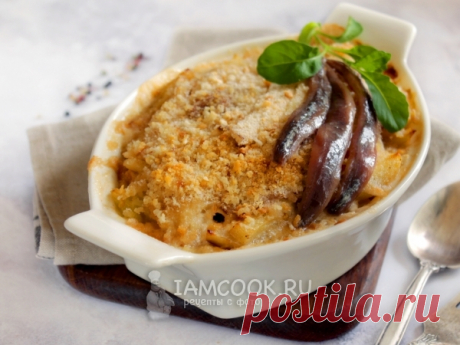 Запеченный картофель с анчоусами в сливках. Картофель по мотивам шведской кухни — с пикантными анчоусами и молочными сливками под хлебной крошкой.