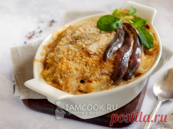 Запеченный картофель с анчоусами в сливках. Картофель по мотивам шведской кухни — с пикантными анчоусами и молочными сливками под хлебной крошкой.