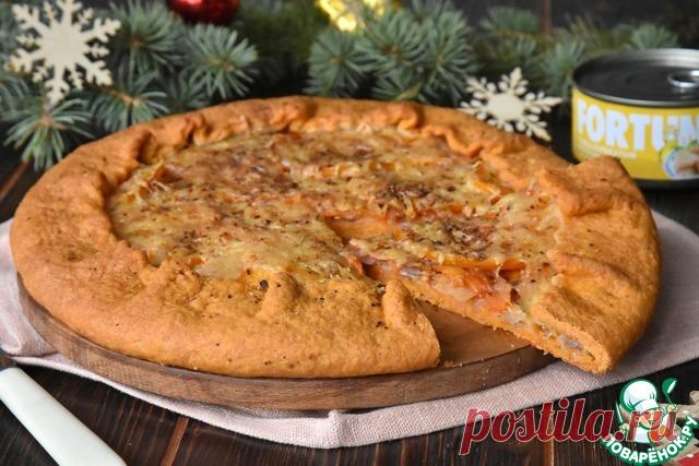 Томатная галета с тунцом. Новогодние праздники – чудесное время, для увлекательных занятий, прогулок на свежем воздухе, катании на коньках, лыжах, санках-«ватрушках». Чтобы голод не застал вас в самый неподходящий момент, обязательно захватите с собой еду на перекус.
 Томатная галета с тунцом интересная выпечка, напоминающая пиццу. Ароматное, рассыпчатое тесто, замешанное на томатном соке и сочная, сытная начинка.