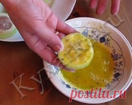 Кабачки с мясом в кляре
Ингредиенты:
- 2 – 3 молодых кабачка
- 300 г мяса (можно в любом раскладе – свинина, говядина, смешанный фарш, курица и даже рыба)
- 1 луковица
- 1 – 2 ломтика белого хлеба (можно и без него)
- 1 яйцо
- Соль, перец, чеснок (по желанию)
Для кляра:
- Мука – 2 столовые ложки
- 1 – 2 куриных яйца
- 2 – 3 чайные ложки молока
- Соль, перец
Приготовление:
Кабачок нарежьте на кружки толщиной 1.5 – 2 см. При необходимости срежьте кожуру (если кожура молодая и тонкая, можно не