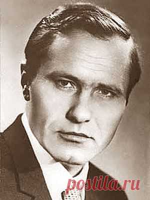 Василий Макарович Шукшин (1929 - 1974) – писатель, кинорежиссёр, актерПосле прохождения морской службы, начинает преподавать русский язык в сельской школе. Следующим творческим этапом в биографии Василия Шукшина сталоРодился Шукшин 25 июля 1929 года в небольшом селе Алтайского края. После окончания 7 классов школы в биографии Шукшина состоялось поступление в автомобильный техникум, в котором проучился 2.5 года. Не окончив техникум, стал трудиться в колхозе, затем слесарем (в Калуге, Владимире).