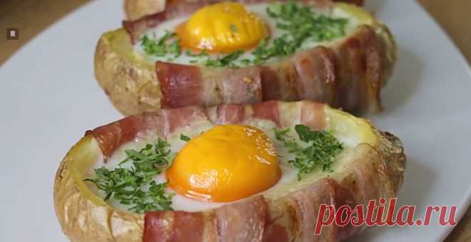 Картофель, запеченный в духовке с яйцами: украсит ваш праздник Картофель, запеченный в духовке с яйцами, получается не только красивым и аппетитным, но и очень вкусным. Минимум продуктов, минимум усилий – и потрясающий результат. Оригинальное блюдо не только разнообразит повседневное меню, но и станет «гвоздем программы»  на праздничном застолье.