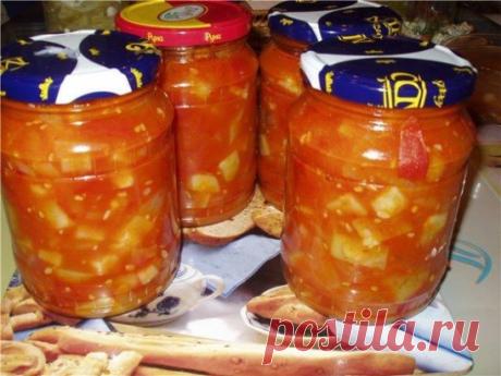 САЛАТ ИЗ КАБАЧКОВ И ПЕРЦА НА ЗИМУ 
ИНГРЕДИЕНТЫ: 
Кабачки – 3 кг; 
Перец сладкий – 8 шт; 
Чеснок – 7 долек; 
Масло подсолнечное рафинированное – 0,5 стакана; 
Паста томатная – 200 грамм; 
Соль крупнозернистая – 2 ст. ложки; 
Сахар-песок – 1 ст. ложка; 
Кислота уксусная 70%-ной концентрации – 1 ст. ложка; 
Перец чёрный молотый – 1 ч. ложка. 
РЕЦЕПТ ПРИГОТОВЛЕНИЯ: 
Кабачки вымыть, очистить от кожицы, разрезать вдоль пополам и ложкой удалить семена. 
Мякоть кабачков нарезать небольшими кусочками.