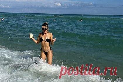 Экс-вокалистка The Pussycat Dolls показала фигуру в бикини на отдыхе. Экс-вокалистка американской поп-группы The Pussycat Dolls Эшли Робертс показала фигуру в откровенном наряде на отдыхе. На размещенном кадре 42-летняя певица, стоя в море и держа в одной руке прозрачный стакан с напитком, продемонстрировала подтянутую фигуру с кубиками пресса.