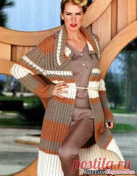 Пальто в бежевых тонах. Крючок.