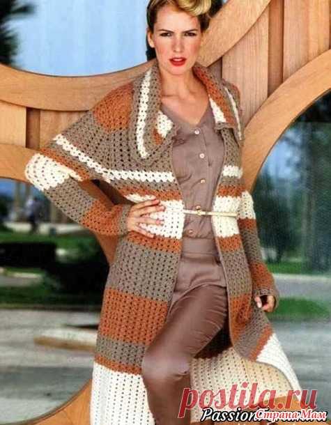 Пальто в бежевых тонах. Крючок.