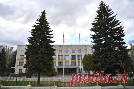 Россия оценила решение Румынии о сокращении числа сотрудников посольства. Москва расценивает решение румынских властей о сокращении числа сотрудников и дипломатов российского посольства и их высылке из страны как очередной враждебный выпад Бухареста в интересах Киева. Об этом заявила официальный представитель МИД России Мария Захарова в комментарии ведомства.