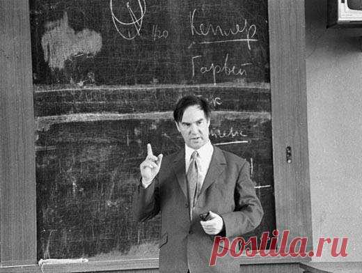 "Руководить — это значит не мешать хорошим людям работать." — Сергей Капица Выбрать хороших людей — Не мешать работать —