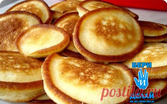 Любимые пышные оладьи по рецепту моей бабушки Готовлю только по этому рецепту. Оладьи получаются нежными и воздушными!
Для приготовления пышных оладий нам необходимо:
Кефира 500 мл.
2-3 куриных яйца.
Манки 3 столовые ложки.
Муку необходимо добавлять по необходимости.
Столовая ложка растительного масла.
Соды 1 ст. ложка.
Соль и сахар по вкусу.
Сначала выливаем кефир в тару и ставим чайник на газ. Подогреваем кефир до температуры 38 градусов. Затем гасим соду кипятком и добавляем все ингредиент