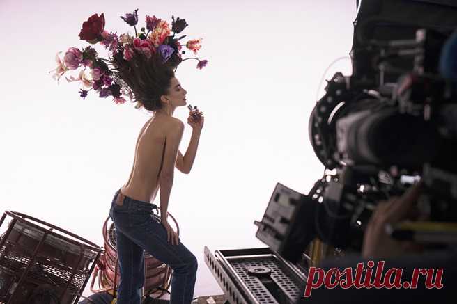 За кулисами: Андреа Диакону в съемке для аромата Viktor & Rolf