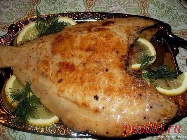 Камбала запеченная в духовке Хорошо промыть, если нужно выпотрошить, голову, плавники, хвост обрезать, сначала натираем рыбку солью внутри, снаружи, потом натираем подсолнечным маслом, складываем в пакет (целлофановый) и оставляем мариноваться на 3-4 часа, тем временем берем пекарскую бумагу хорошенько промасливаем,...