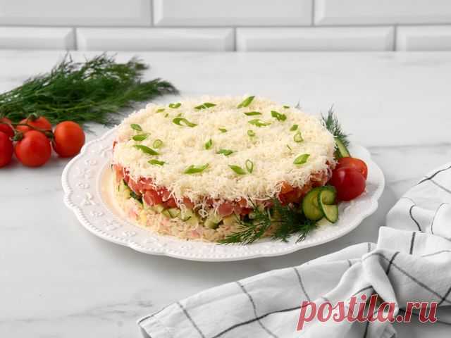 Яркий и необычный салат из крабовых палочек сочетает в себе разнообразные ингредиенты, создавая взрыв вкусов и текстур. Это прекрасная возможность поэкспериментировать на кухне.