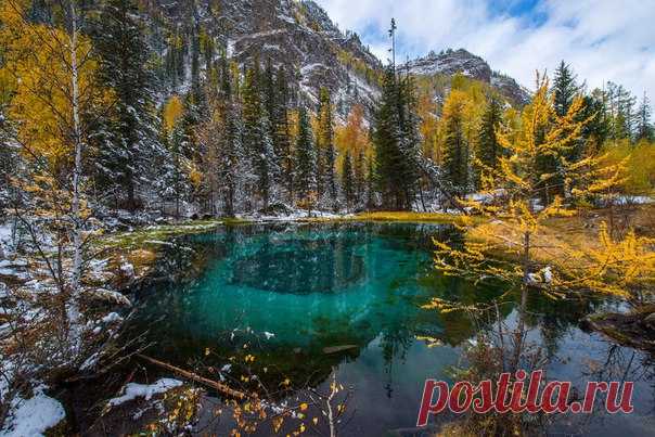 Озеро Гейзерное около посёлка Акташ, Алтай. Автор фото — Эдуард Кутыгин: