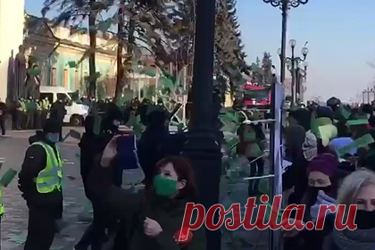 В Киеве противники закона о столице сравнили депутатов Верховной Рады с Иудой. В Киеве противники законопроекта о столице устроили общегородской флешмоб у стен Верховной Рады Украины и начали раздавать депутатам «конверты с сребрениками». По мнению собравшихся, голосовать за закон о столице будут только предательски настроенные депутаты, которые желают узурпации власти в Киеве.