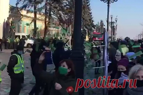 В Киеве противники закона о столице сравнили депутатов Верховной Рады с Иудой. В Киеве противники законопроекта о столице устроили общегородской флешмоб у стен Верховной Рады Украины и начали раздавать депутатам «конверты с сребрениками». По мнению собравшихся, голосовать за закон о столице будут только предательски настроенные депутаты, которые желают узурпации власти в Киеве.