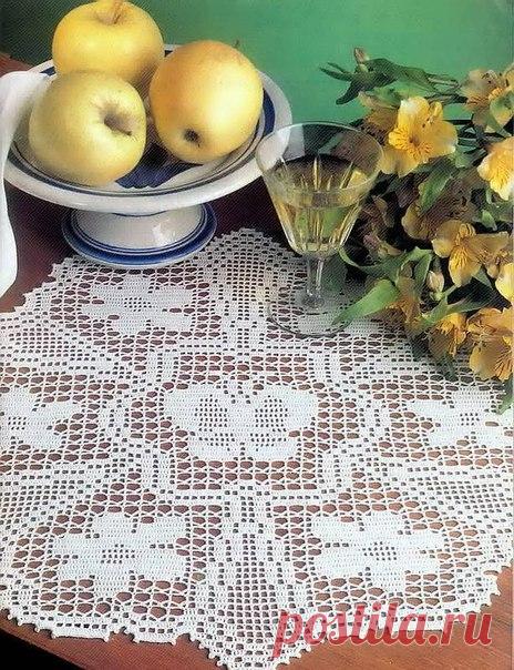 Филейная салфетка с бабочкой в центре и цветочками крючком
