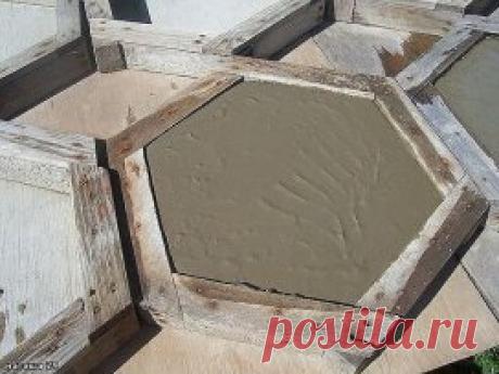 4 ведёрка песка (из под майонеза)+ 1 ведёрко цемента (500-го) + 1 ведёрко воды Мешаю я в пластиковом тазике, он хорошо отмывается после работы, чем другая тара (например металлическая) Этого замеса мне хватает в самый раз на одну плитку.
Что бы залить плитку, нужно найти ровное место, к примеру большой стол.Чтобы лицевая сторона плитки была гладкая, положить лист старой фанеры.
В день 15 плиток, в жаркою погоду они застывают за сутки, потом складывать в стопки для дальнейшего обветривания и ск