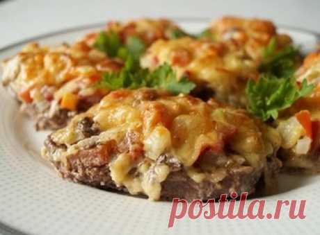 Нежное, сочное мясо по‑московски. Прекрасный ужин 



Сытно и вкусно!









Ингредиенты:
Свинина — 2 кгПомидор — 4 штСыр твердый — 400 гЛук — 2 штШампиньоны — 500 гУкроп — 1 пуч.Приправа для мясаСольПерец черный
Приготовление:
Свинину нарезаем на …