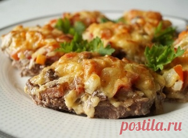 Нежное, сочное мясо по‑московски. Прекрасный ужин 



Сытно и вкусно!









Ингредиенты:
Свинина — 2 кгПомидор — 4 штСыр твердый — 400 гЛук — 2 штШампиньоны — 500 гУкроп — 1 пуч.Приправа для мясаСольПерец черный
Приготовление:
Свинину нарезаем на …