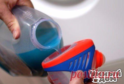 Борис Пастернак — «Снег идёт» Снег идёт, снег идёт. К белым звёздочкам в буране Тянутся цветы герани За оконный переплет. Снег идёт, и всё в смятеньи, Всё пускается в полёт,— Черной лестницы ступени, Перекрестка поворот. Снег идёт, снег идёт, Словно падают не хлопья, А в заплатанном салопе Сходит наземь небосвод. Словно с видом чудака, С верхней лестничной площадки, Крадучись, играя в прятки, Сходит небо с чердака. Потому что жизнь не ждёт. Не оглянешься — и святки. Только промежуток краткий,…