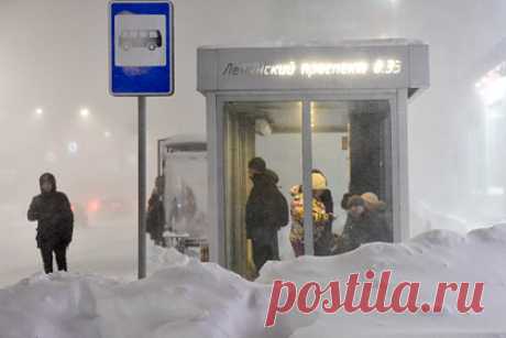 В российском городе из-за метели люди остались ночевать в кинотеатре. В Норильске 130 человек остались ночевать в Городском центре культуры из-за метели. Вечером автодорогу закрыли из-за пурги, поэтому норильчане не смогли попасть домой. Утром ее открыли. В кинотеатре вместе с посетителями остались работники центра, раздав тем вафли и чай и бесплатно показывая фильмы.