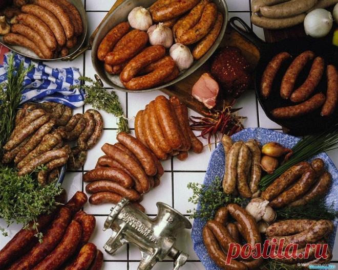 Оказывается вовсе не обязательно покупать колбасу в магазине, приготовьте её дома. Вот десятка самых простых и вкусных рецептов колбас…

1. Сардельки молочные детские (духовые-порционные)…
2. Куриная колбаса…
3. Колбаса домашняя «Вареная Чайная»…
4. Колбаса домашняя варёная рубленная…
5. Колбаса «Куриная»…
6. Колбаса домашняя говяжья…
7. Колбаса домашняя с паприкой…
8. Сосиски домашние молочные нежные…
9. Сосиски домашние чесночные с паприкой…
10. Полезные детские сардельк...