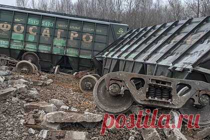Поезд сошел с рельсов после взрыва под Рязанью. Что известно о случившемся?. В Рязанской области рано утром в субботу, 11 ноября, сошли с рельсов 19 вагонов грузового поезда. Инцидент произошел в 7:12 по московскому времени на перегоне Рыбное — Блокпост. В результате помощник машиниста получил незначительные травмы, для оказания помощи была вызвана бригада медиков.