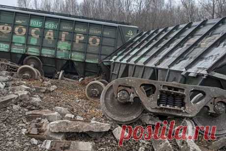 Поезд сошел с рельсов после взрыва под Рязанью. Что известно о случившемся?. В Рязанской области рано утром в субботу, 11 ноября, сошли с рельсов 19 вагонов грузового поезда. Инцидент произошел в 7:12 по московскому времени на перегоне Рыбное — Блокпост. В результате помощник машиниста получил незначительные травмы, для оказания помощи была вызвана бригада медиков.