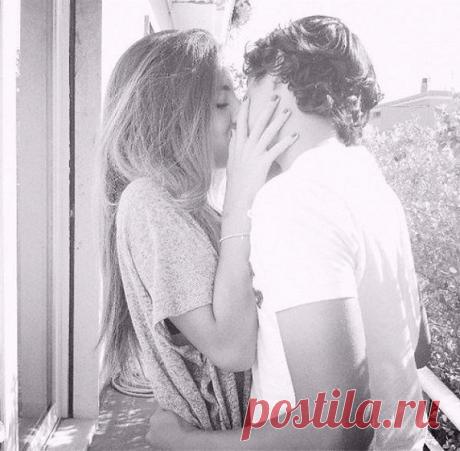 Валентина: Странные люди!Сначала занесут в чёрный список!А потом ещё и в гости заходят,оценивают!Наверное,проверяют-не умерла ли я...от горя!)))