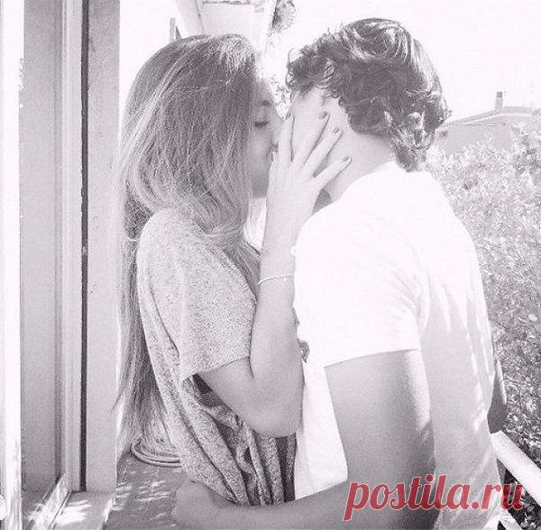 Валентина: Странные люди!Сначала занесут в чёрный список!А потом ещё и в гости заходят,оценивают!Наверное,проверяют-не умерла ли я...от горя!)))