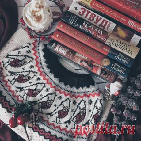 Привет всем 🎄
.
Завтра уже 1 декабря и зимушка-зима вступит в свои права ☃️❄️
.
Для усиления эффекта наступающего праздника я решила в декабре читать не только книги с рождественской и новогодней тематикой, но и с красными, зелёными, белыми корешками в том числе.
.
Покопалась у себя в шкафах и достала небольшую стопку красных книг.
.
❤️Е.Гаглоев «Зерцалия»
.
❤️ «Куриный бульон для души. 101 рождественская история о вдохновении, любви и чуде»
.
❤️М.Этвуд «Она же Грейс»
.
❤...
