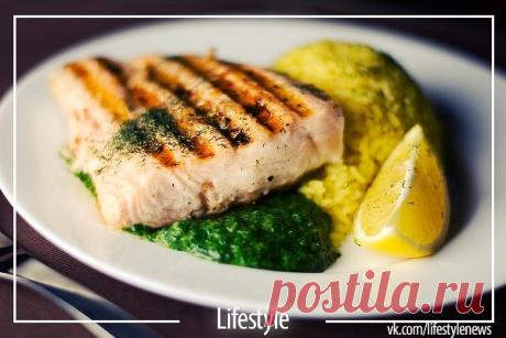 20 вариантов белковых блюд для фитнес-меню 

1. Куриное филе на гриле, предварительно замаринованное в лимонном соке со специями, с салатом из любых овощей.
2. Треска, лосось или любая другая рыба на пару, с гарниром из овощей
3. Обычный омлет из смеси белков яиц и молока, несколько свежих помидоров или горсть любых замороженных овощей, например, зеленую фасоль
4. Крольчатина, запеченная в фольге в духовом шкафу, с салатом из помидоров
5. Отваренный бурый рис с морепродукт...