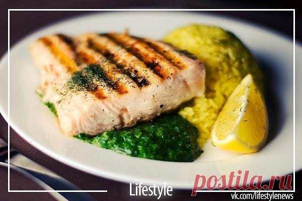 20 вариантов белковых блюд для фитнес-меню 

1. Куриное филе на гриле, предварительно замаринованное в лимонном соке со специями, с салатом из любых овощей.
2. Треска, лосось или любая другая рыба на пару, с гарниром из овощей
3. Обычный омлет из смеси белков яиц и молока, несколько свежих помидоров или горсть любых замороженных овощей, например, зеленую фасоль
4. Крольчатина, запеченная в фольге в духовом шкафу, с салатом из помидоров
5. Отваренный бурый рис с морепродукт...