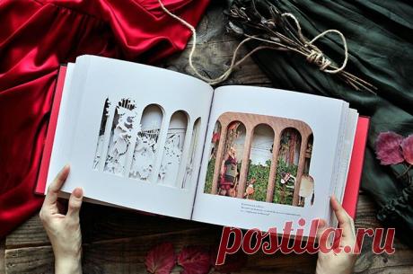 &quot;Маленький театр Ребекки&quot; ( - это книга-сказка! Это книга-сенсация! Невероятная, обворожительная, изящная… Настоящий театр с вырезанными лазером страницами поразит всех — и любопытных ребят, и даже самых скептичных взрослых. Здесь волшебство повсюду. Колоритные герои, декорации и ажурные тончайшие детали (вплоть до маленьких веточек на деревьях и прутиков на воротах) филигранно вырезаны из бумаги. Книга устроена так, что каждая страница в ней посвящена одному персонажу. Он также…