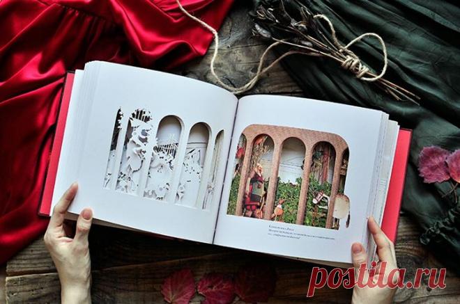 "Маленький театр Ребекки" ( - это книга-сказка! Это книга-сенсация! Невероятная, обворожительная, изящная… Настоящий театр с вырезанными лазером страницами поразит всех — и любопытных ребят, и даже самых скептичных взрослых. Здесь волшебство повсюду. Колоритные герои, декорации и ажурные тончайшие детали (вплоть до маленьких веточек на деревьях и прутиков на воротах) филигранно вырезаны из бумаги. Книга устроена так, что каждая страница в ней посвящена одному персонажу. Он также…