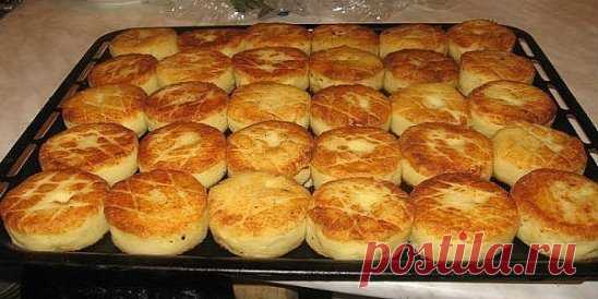 Сытный ужин за 5 минут! Картофельные биточки — разлетаются вмиг
Предлагаю вашему вниманию достойный рецепт для сытного ужина. К картофельным биточкам можно подать грибной соус с шампиньонами.
ИнгредиентыКартофель — 1 кг.
Лук — 1 шт.
Яйца — 4 шт.
Мука — 2-3 ст.л.
Молотые сухари — 2 ст.л.
Растительное масло — 1/2 стакана.
Сыр твердый — 100 г.
Соль, черный молотый перец — по вкусу.
Способ приготовления
Шаг 1 Картофель помыть, очистить и отварить в подсоленной воде. Остудить.
Шаг 2 Лук помыть, почи