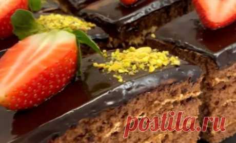 Шоколадный медовый торт кремом со сгущенкой простой рецепт пошаговый Как вкусно сделать Шоколадный медовый торт кремом со сгущенкой простой рецепт пошаговый в домашних условиях быстро. Очень нежный, воздушный вкус 🔹яйцо 5 шт 🔹сахар 200 г 🔹мёд 100 г 🔹масло растительное 50 г 🔹сода 1 ч/л 🔹мука 300 г 🔹какао 3 ст/л Для крема: 🔹сливки 33% - 250 мл 🔹варёная сгущёнка 380 г