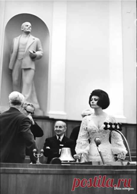 Софи Лорен в зале заседаний Кремлевского дворца съездов, Москва, 1965. Это был первый визит итальянской дивы в СССР — она представляла фильм Витторио де Сика «Брак по-итальянски» на IV Московском кинофестивале (ММКФ)