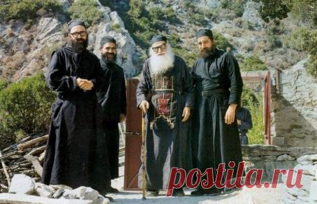 Афонские чудеса Несколько чудесных событий, которые описывает преподобный Паисий Святогорец, которые произошли с простыми монахами Горы Афон в его время. И таких событий было много, и это было вполне естественно! Про...