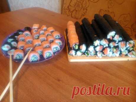 РОЛЛЫ с СЕМГОЙ !!! **Рис-суши, листы Нори, рис/уксус, сахар, соль, огурцы свежие, сёмга сл/солёная, твор/сыр Хохланд. **Рис промыть 8раз! Залить хол/водой, 200г риса -250мл воды, варим 15мин. Снять с огня, накрыть, и оставим на 10мин. *Рис/уксус: 6ст/л, сахар 1ч/л, соль 1ч/л, подогреть до растворения! Рис в чашку -не из металла! -залить уксусом, перемешать, остудить. Нори отрезать, положить на коврик с пищ/пленкой, смочим руку в воде. Нори смочим лим/кислотой, кладём рис, сыр, рыбу, огурец.