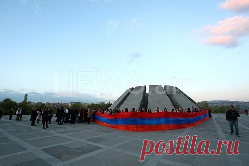 Побывавший в европейских городах 100 метровый армянский флаг дошел до «Цицернакаберда». В течение некоторого времени армянский флаг побывал в столицах (и не только) европейских государств и закончил свое путешествие в Мемориальном комплексе «Цицернакаберд».
Один из организаторов акции воин-освободитель Мушег Галстян отметил, что флаг был поднят и на Арарат.