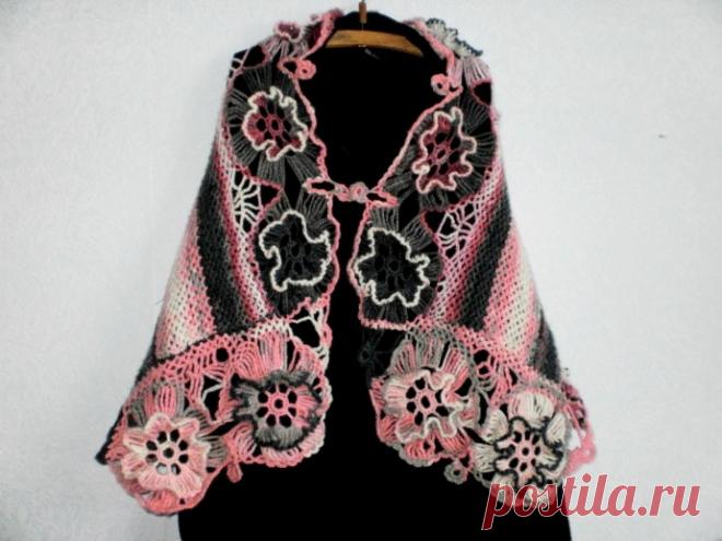 Палантин-накидка с каймой из объёмных цветов.