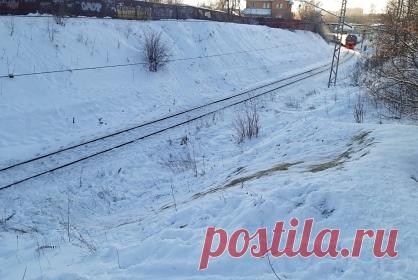 Пятилетняя россиянка съехала на тюбинге с горы и попала под электричку. В Подмосковье пятилетняя девочка попала под электричку во время катания на тюбинге. 11 декабря россиянка вместе с отцом, матерью и братом катались с насыпи, прилегающей к железнодорожной станции. При подъеме на гору у матери выпала из рук веревка и тюбинг вместе с девочкой съехал на пути.