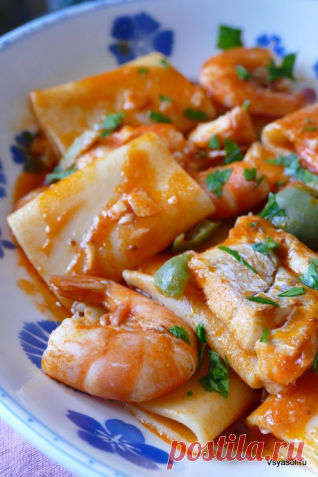 Паста с морепродуктами в легком томатном соусе с оливками