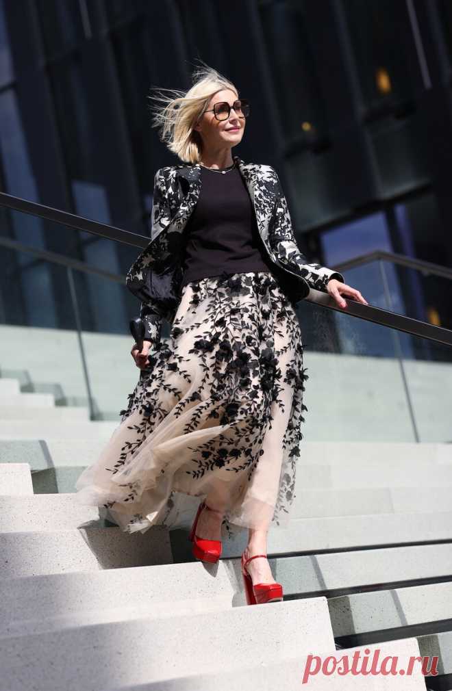 Макси – самый женственный тренд сезона! Как красиво носить длинные юбки и платья в возрасте 50+