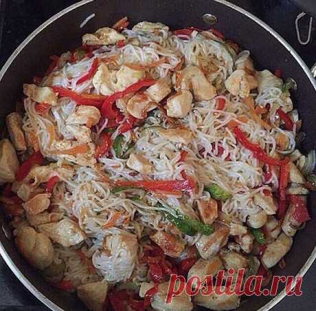 Рисовая лапша с куриной грудкой и овощами .